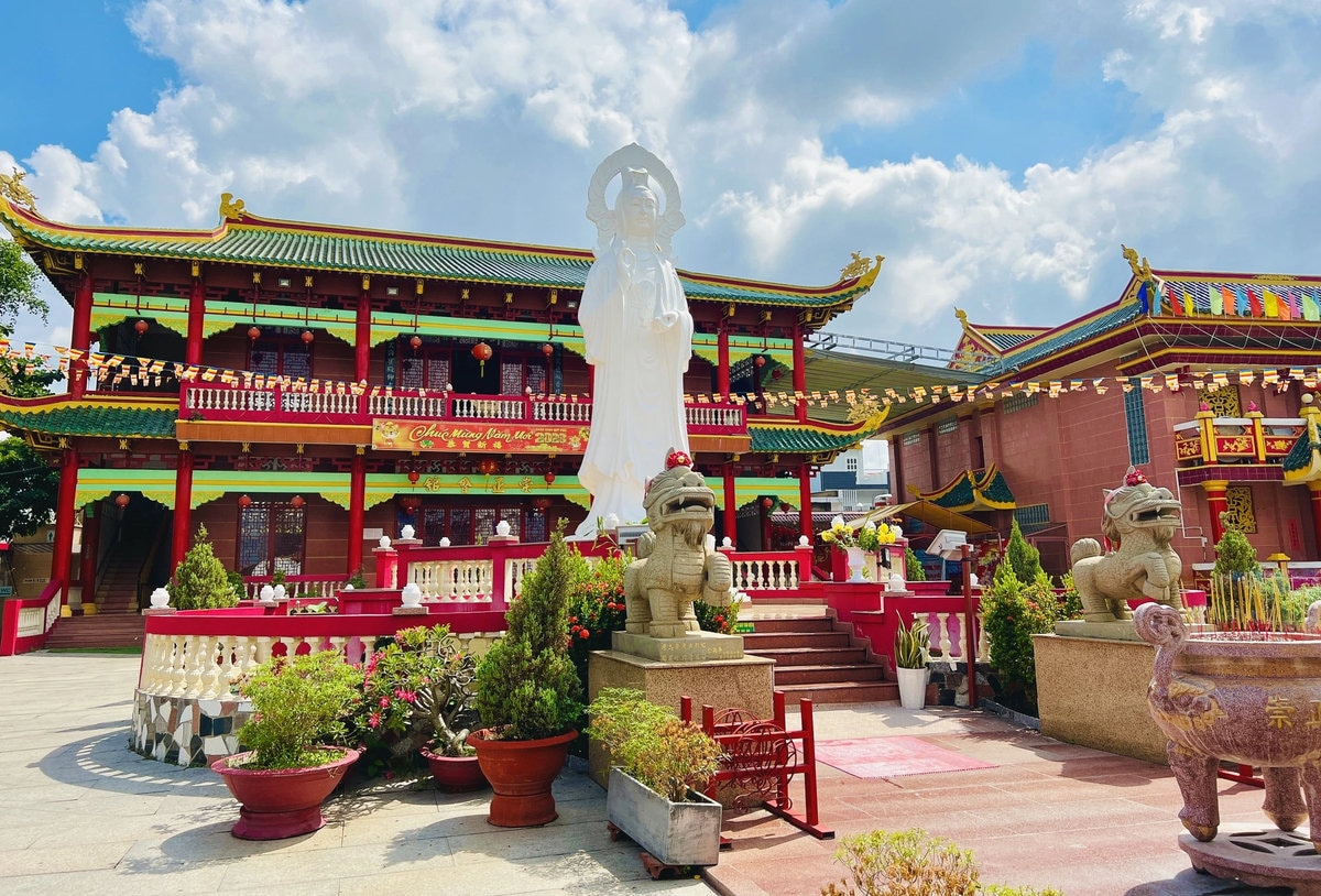 Chùa Sùng Chính là một điểm đến tâm linh nổi bật tại TP. Hồ Chí Minh